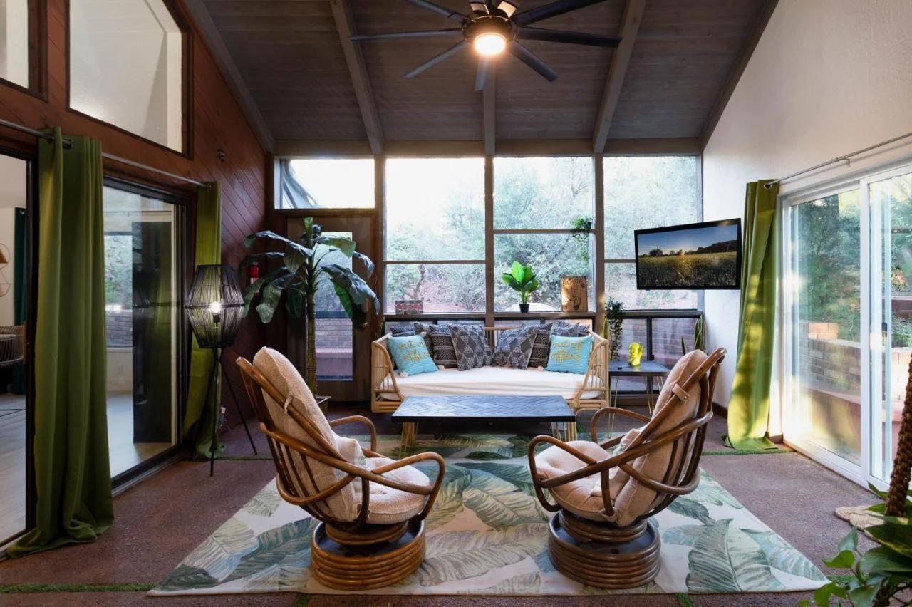 Luxe Boutique-Style Home w/Indoor Hot Tub foto