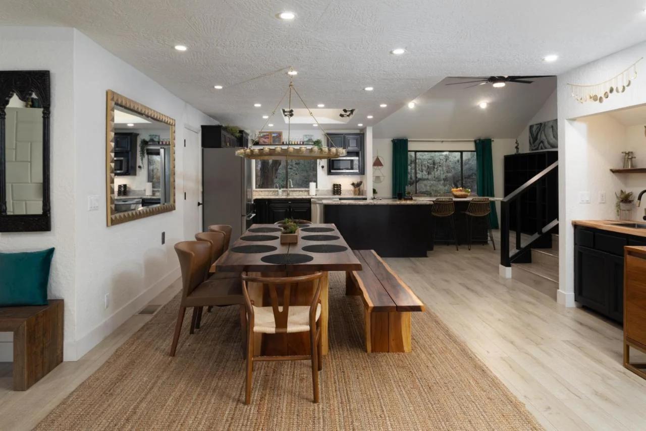 Luxe Boutique-Style Home w/Indoor Hot Tub foto