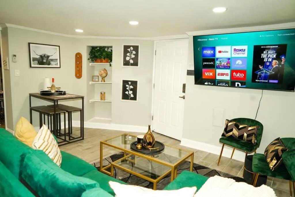 Modern 1BR Unit with Free Parking Walk to Metro photo