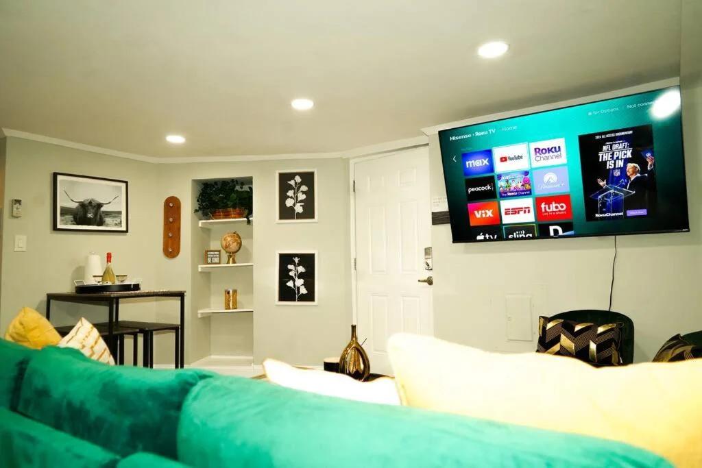 Modern 1BR Unit with Free Parking Walk to Metro photo