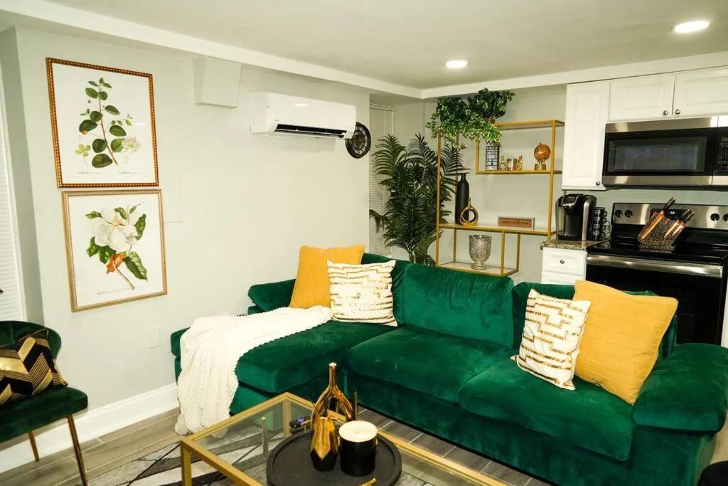 Modern 1BR Unit with Free Parking Walk to Metro photo