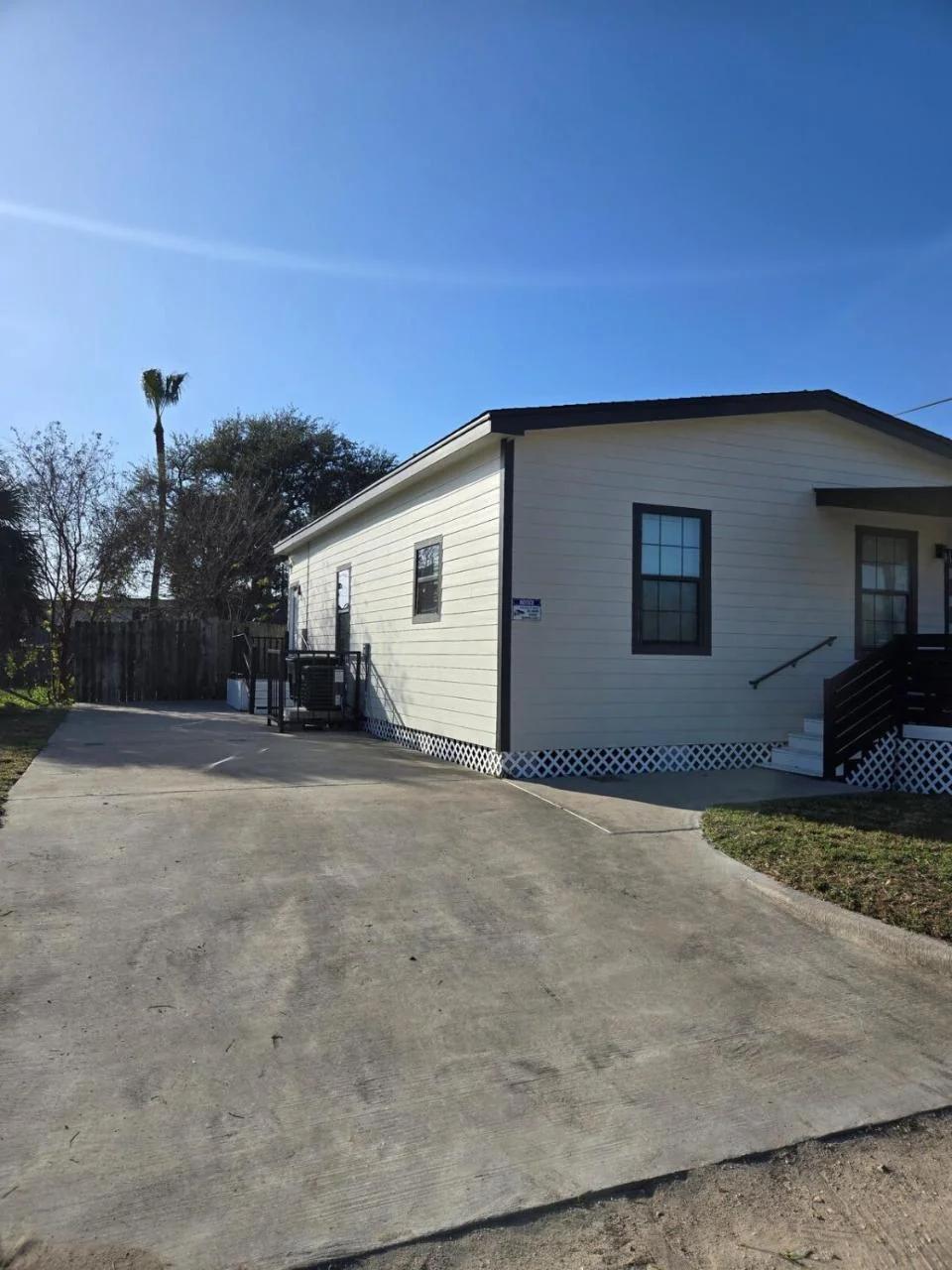 Modern B&W Coastal Retreat 2BR 2BA and Laundry photo