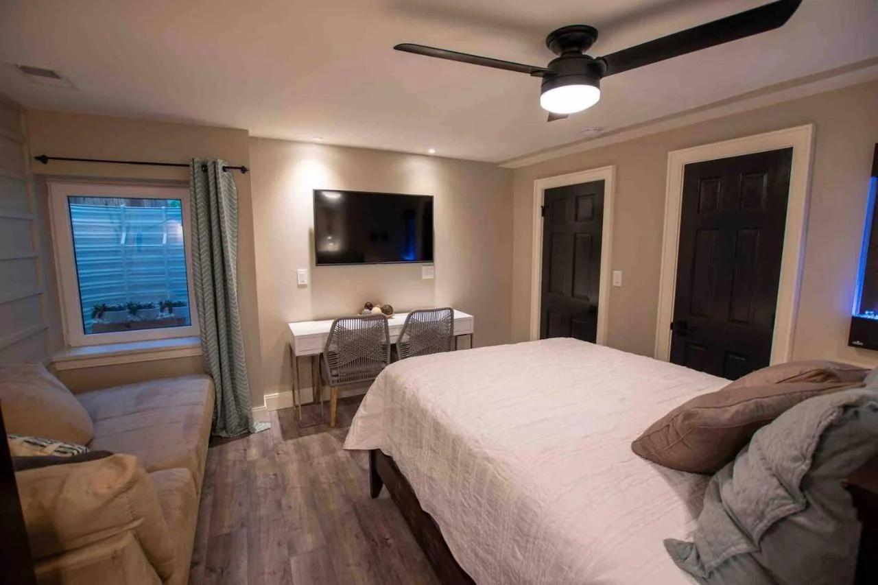 Modern Studio Basement with Private Entrance foto