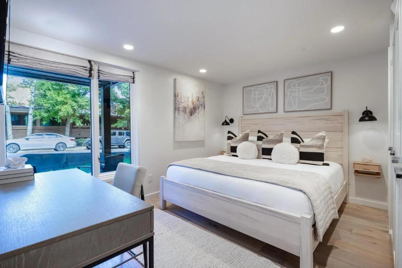 Renovated 2 BR Aspen Condo Ski-in out photo