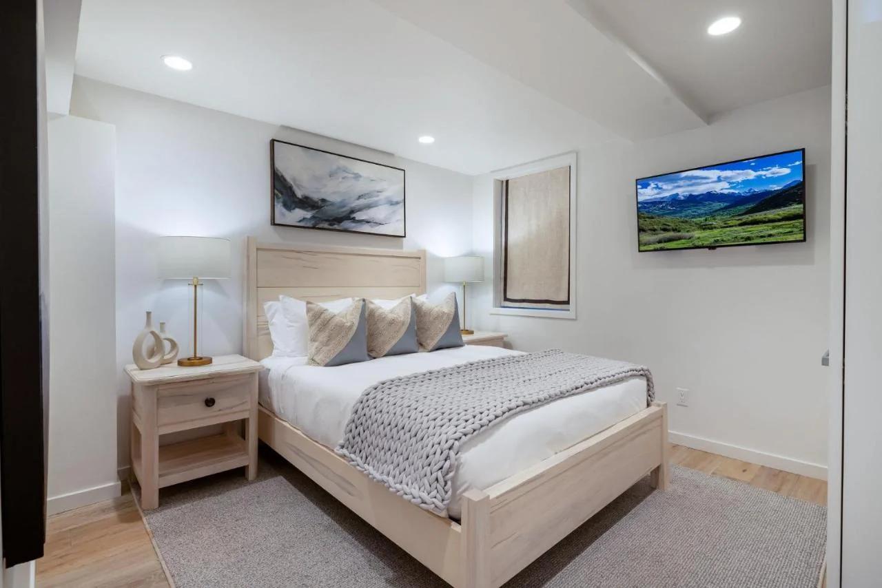 Renovated 2 BR Aspen Condo Ski-in out photo