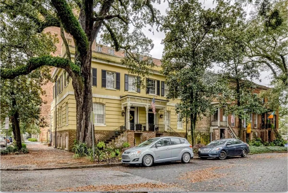 Savannah Garden on Historic E Jones St foto