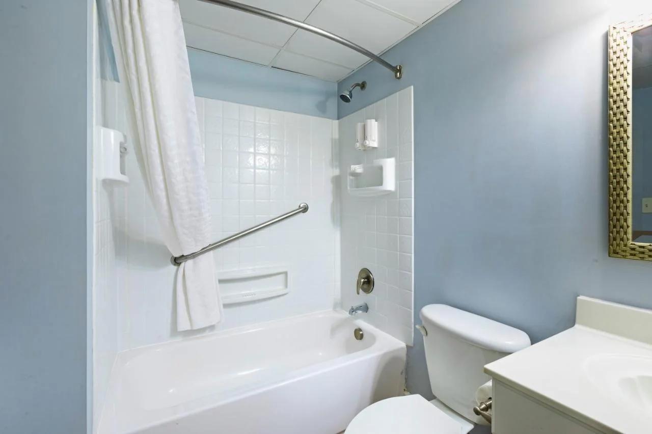The Atrium Resort, Virginia Beach by Vacatia photo