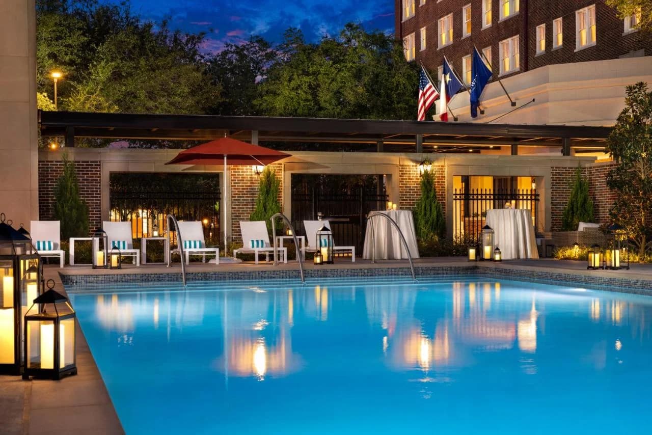 Warwick Melrose Hotel photo