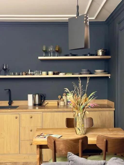 Black Marble Apartment photo