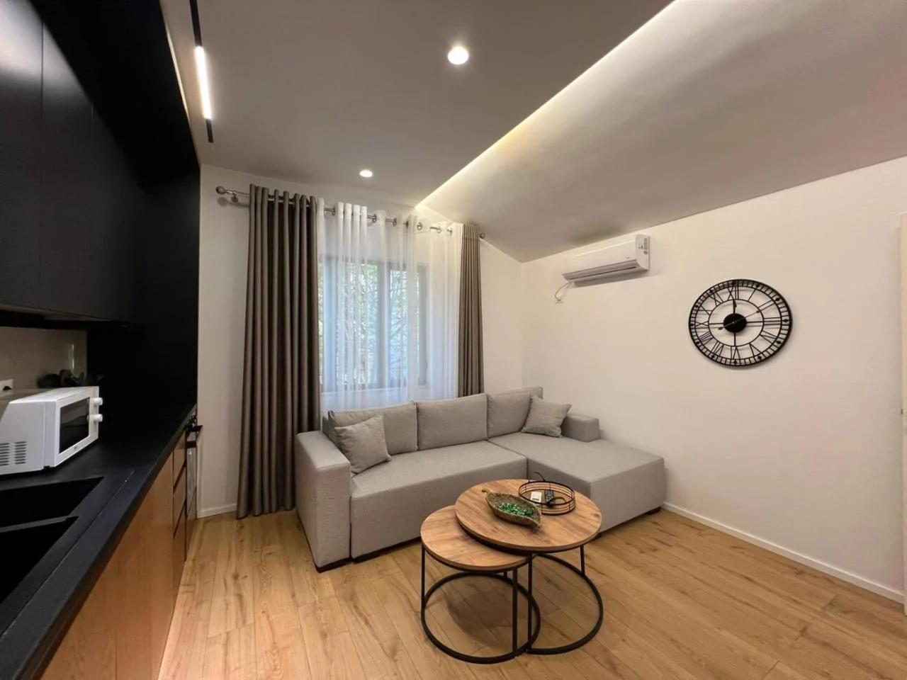 Dennys Apartments Villa at Komuna e Parisit photo