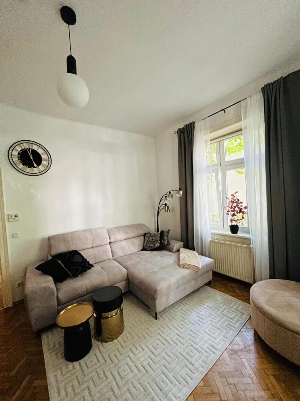 Apartment 5 min Schönbrunn Gloriette, Direct to City Center, Free Parking photo
