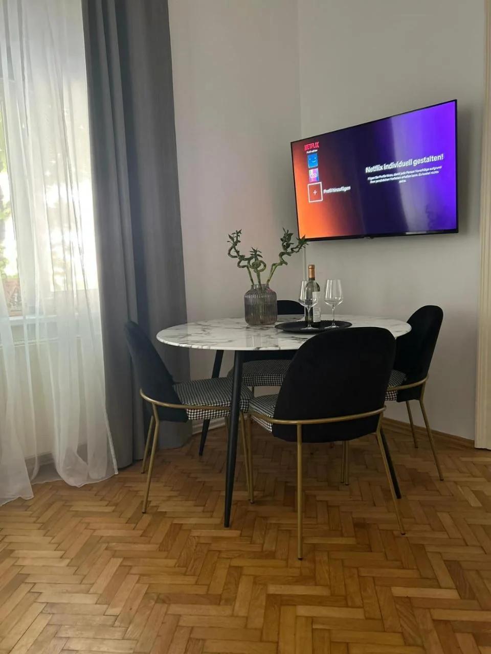 Apartment 5 min Schönbrunn Gloriette, Direct to City Center, Free Parking photo