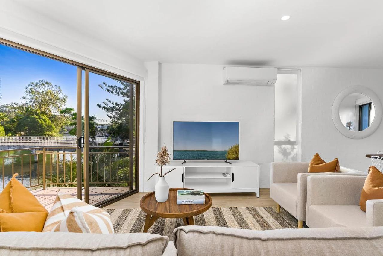 Mid-Level Riverfront 2 Bedroom Apartment Steps from Hastings Street - by Stay Noosa foto