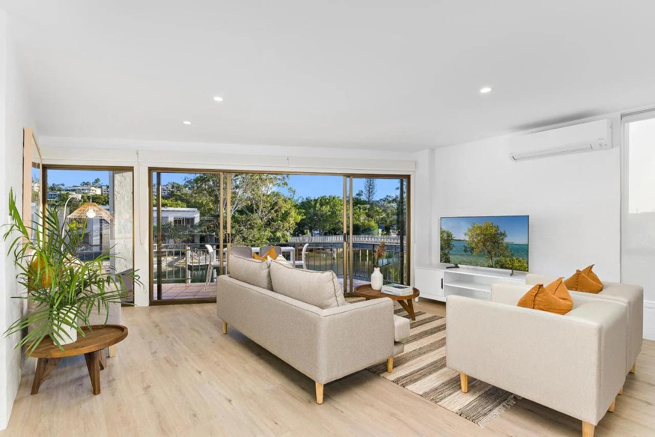 Mid-Level Riverfront 2 Bedroom Apartment Steps from Hastings Street - by Stay Noosa foto