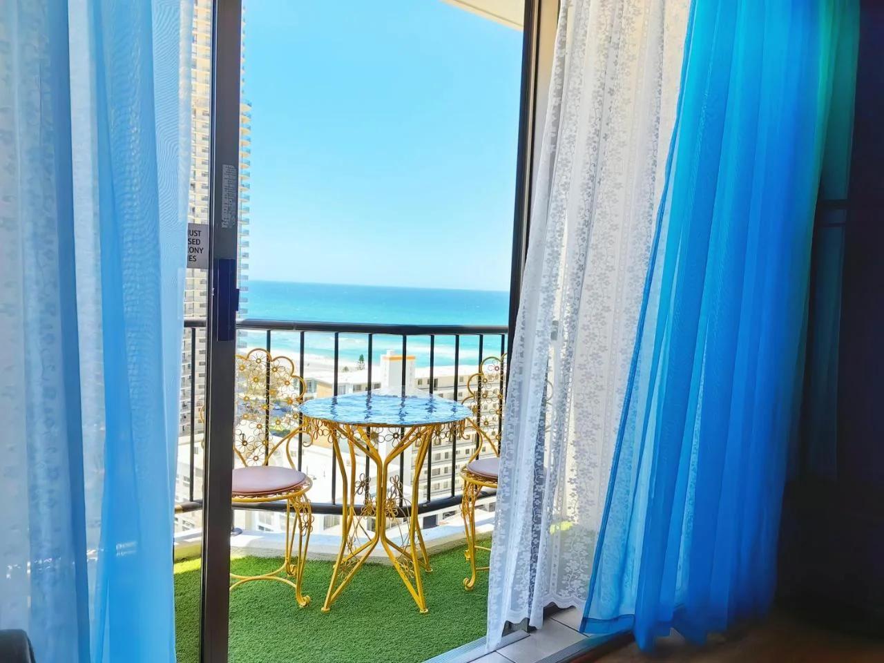 Ocean View Blue Bunny-Eared Stay in Central Surfers Paradise photo