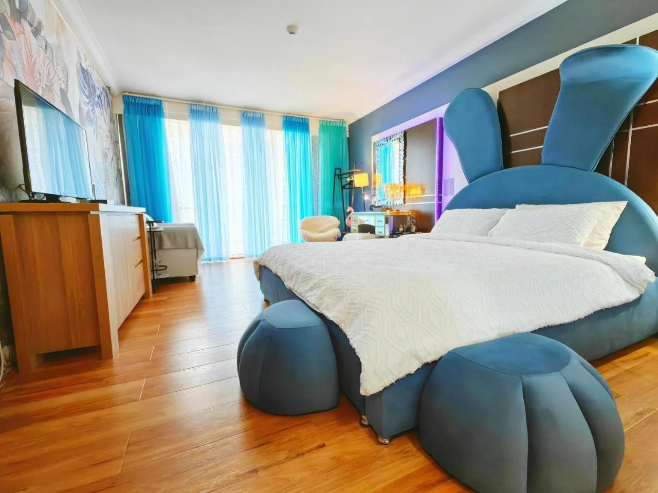Ocean View Blue Bunny-Eared Stay in Central Surfers Paradise photo