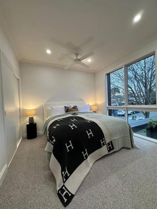 Stunning Townhouse - 10 min to CBD photo
