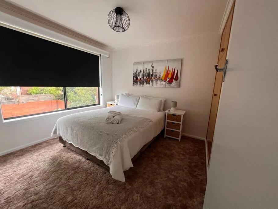 Walk to Beaches and Shops Central to the City and Airport photo