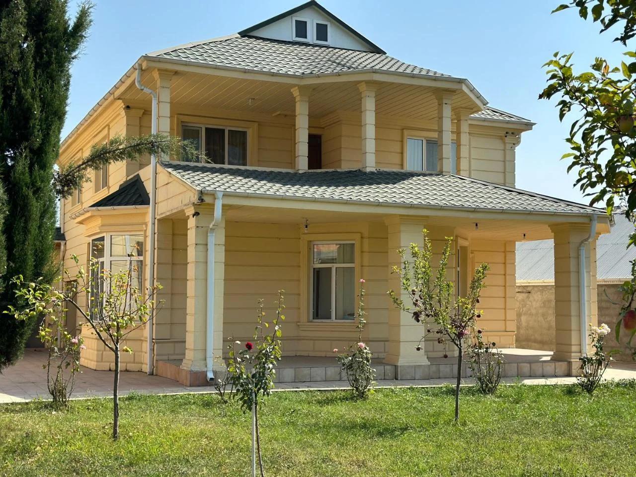 Spacious Yellow Villa with garden - up to 8 guests