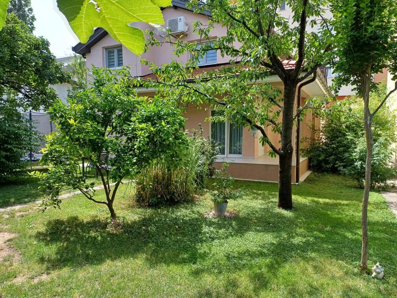 Villa Tamara with garden and river view - free private parking Bicycle & Motorcycle Garage