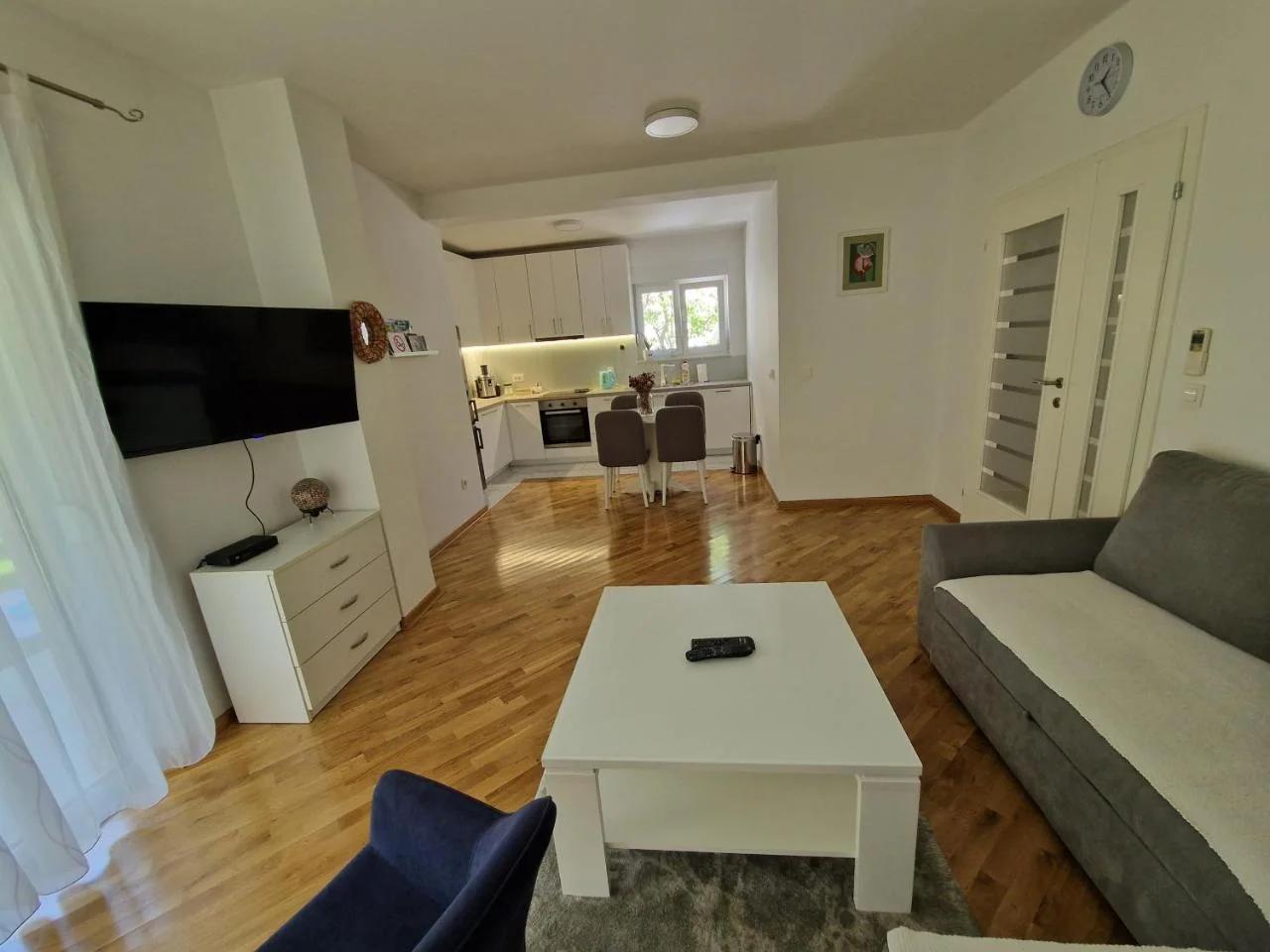 Villa Tamara with garden and river view - free private parking Bicycle & Motorcycle Garage photo