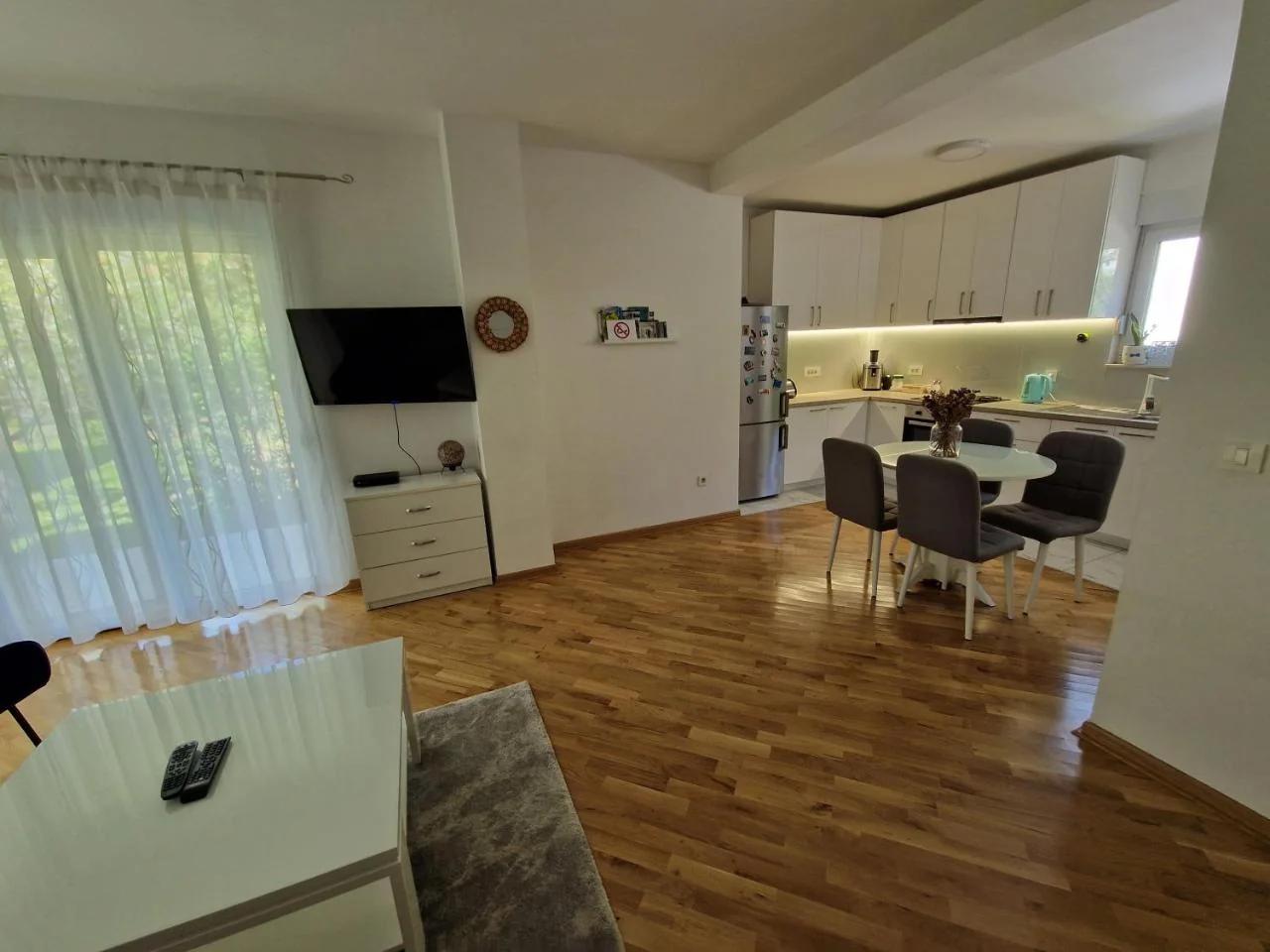 Villa Tamara with garden and river view - free private parking Bicycle & Motorcycle Garage photo
