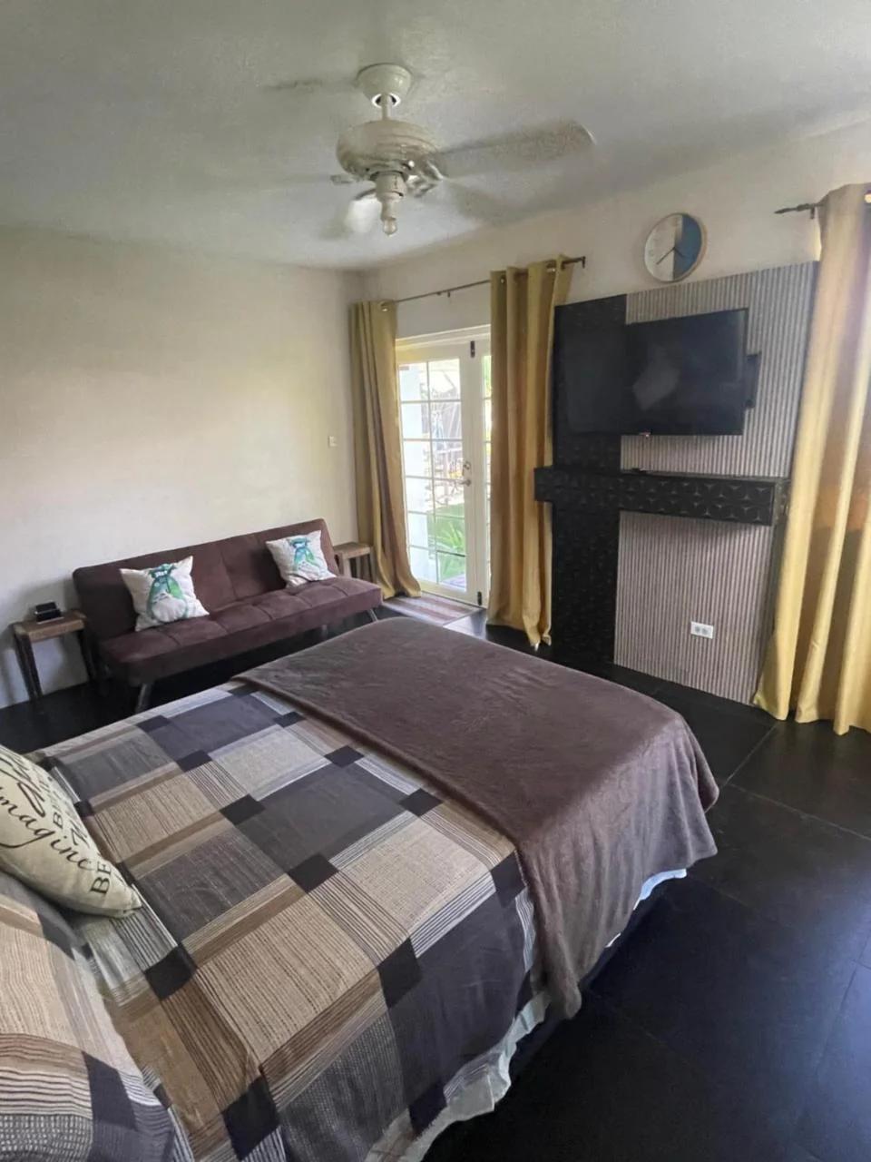 Scarlett Studios 1-US EMBASSY & America Uni 7 Mins Drive- Lloyd Erskine Centre & Ross Uni 5 Mins Drive - Holidays-The 1 Night Res Inc AIRPORT & EMBASSY Round Trip Breakfast Optional -Choose Opt 2 For Car Rental with Accommodation
