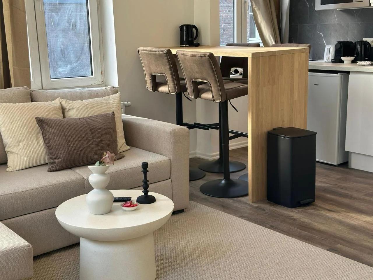 Lovely 1BR & 1LR Apartment, Only 15 Min Walk to City Center photo