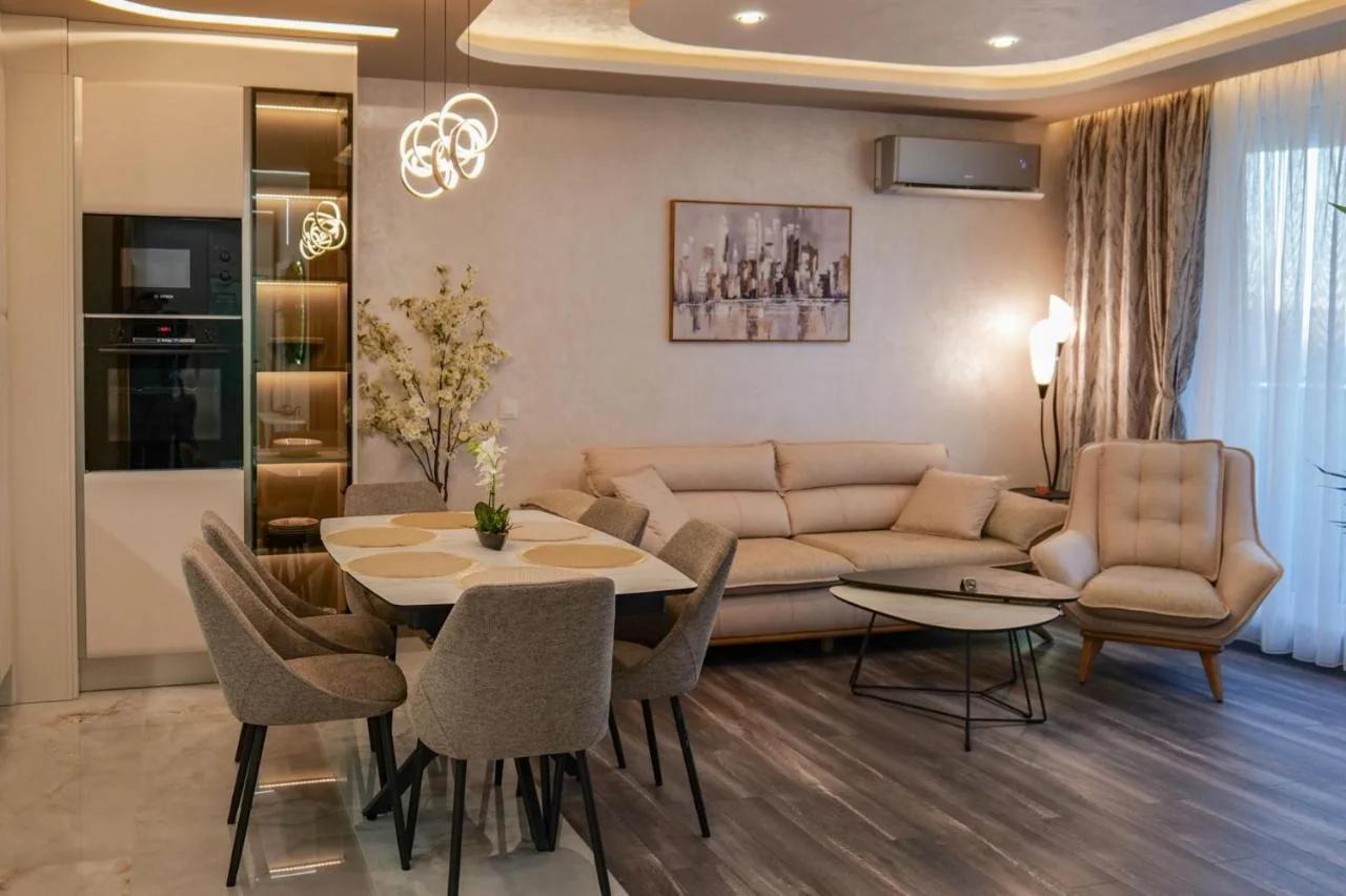 The Sunrise and the Sunset Apartment - Luxury 2BR Apartment with Mineral Pool & Parking foto