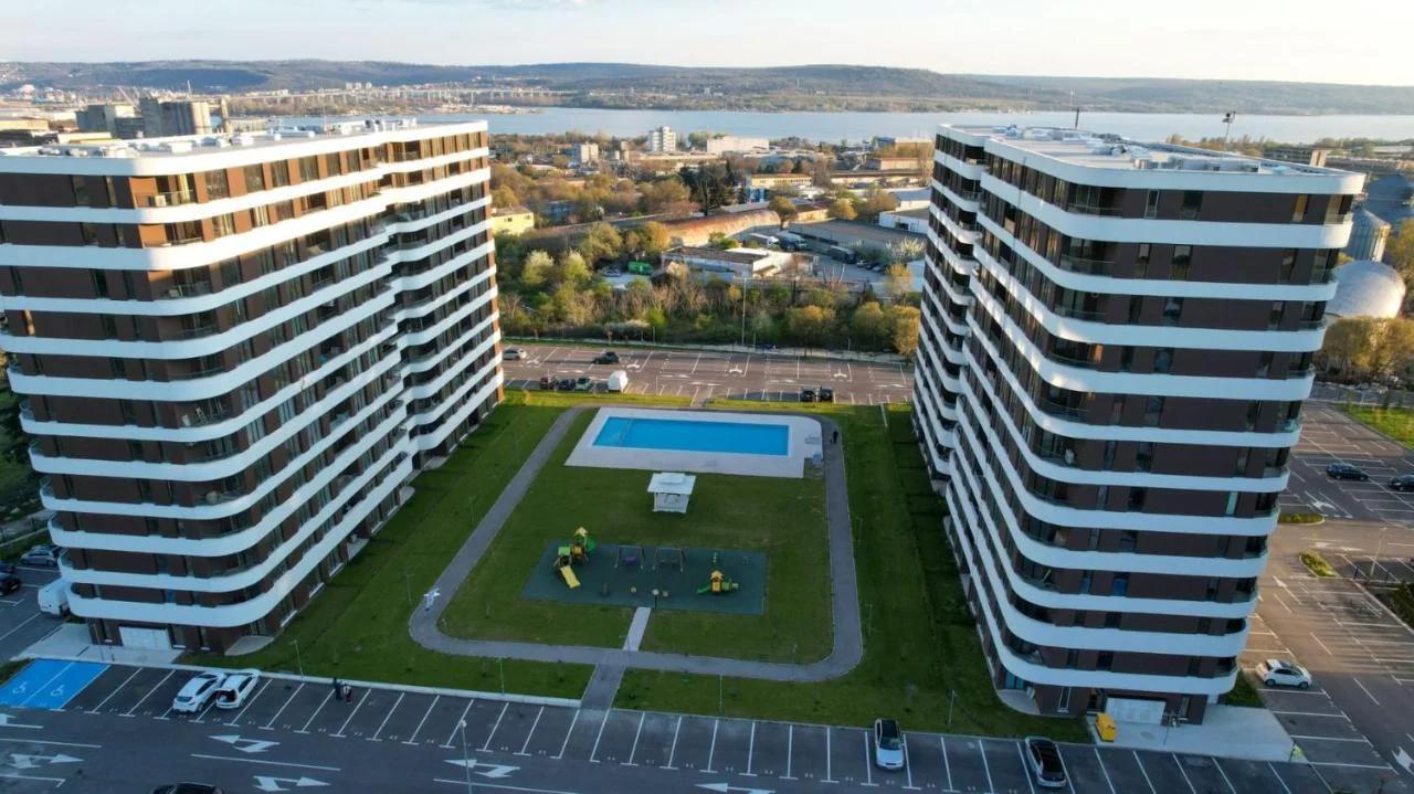 The Sunrise and the Sunset Apartment - Luxury 2BR Apartment with Mineral Pool & Parking foto