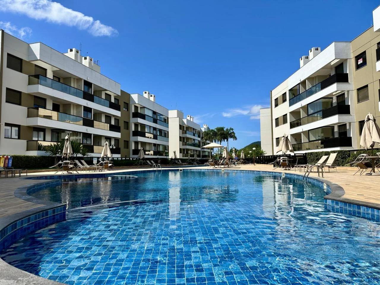 AP em Condomínio Clube - Uma quadra do mar