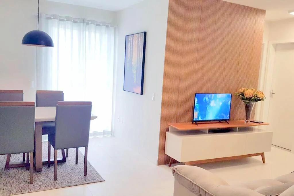 Apartamento CONFORTO CLIMATIZADO prox do SHOPPING NAÇÕES prox ABBA Church - cozinha completa - Ar condicionado - WiFi - Smart Tv 32' - Youtube e Apps - estacionamento privado - Portaria 24h - Acomoda até 8 pessoas - Anfitriã SuperHost no BNB 5 Estrelas foto