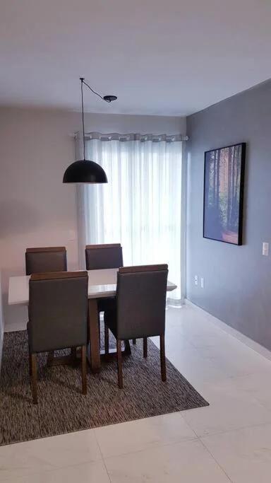 Apartamento CONFORTO CLIMATIZADO prox do SHOPPING NAÇÕES prox ABBA Church - cozinha completa - Ar condicionado - WiFi - Smart Tv 32' - Youtube e Apps - estacionamento privado - Portaria 24h - Acomoda até 8 pessoas - Anfitriã SuperHost no BNB 5 Estrelas foto