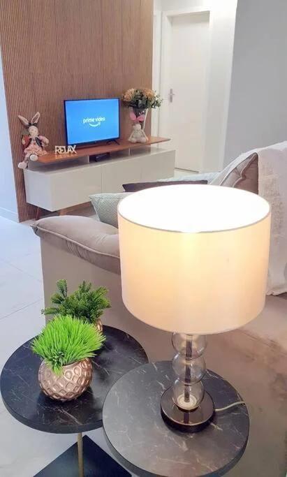 Apartamento CONFORTO CLIMATIZADO prox do SHOPPING NAÇÕES prox ABBA Church - cozinha completa - Ar condicionado - WiFi - Smart Tv 32' - Youtube e Apps - estacionamento privado - Portaria 24h - Acomoda até 8 pessoas - Anfitriã SuperHost no BNB 5 Estrelas foto