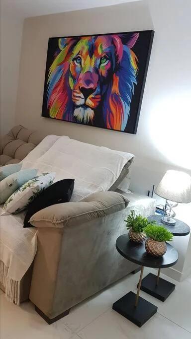Apartamento CONFORTO CLIMATIZADO prox do SHOPPING NAÇÕES prox ABBA Church - cozinha completa - Ar condicionado - WiFi - Smart Tv 32' - Youtube e Apps - estacionamento privado - Portaria 24h - Acomoda até 8 pessoas - Anfitriã SuperHost no BNB 5 Estrelas foto