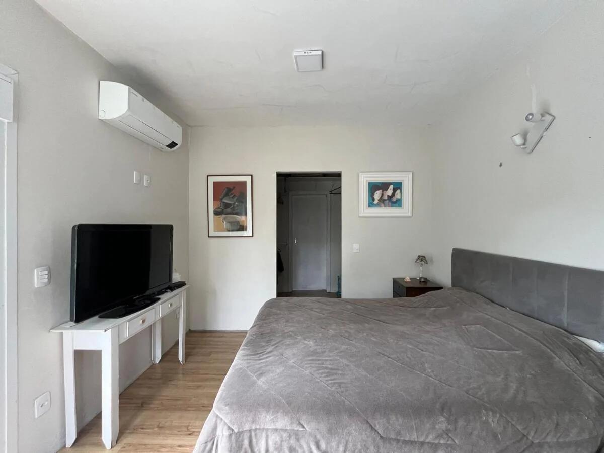 Casa super confortável à 350 m da praia possui 2 suítes com AC e 1 estúdio, Agradável e amplo espaço externo foto