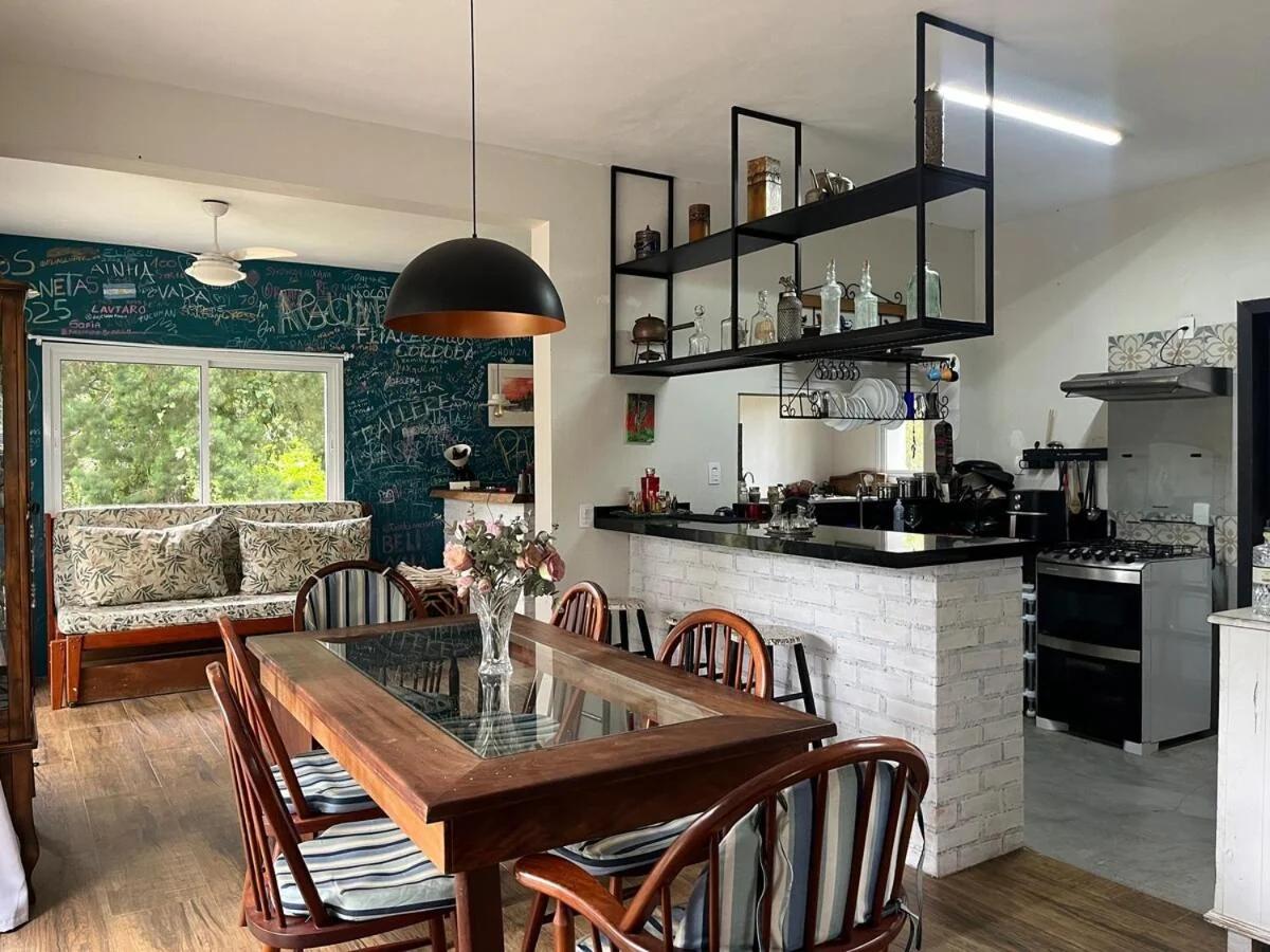 Casa super confortável à 350 m da praia possui 2 suítes com AC e 1 estúdio, Agradável e amplo espaço externo foto