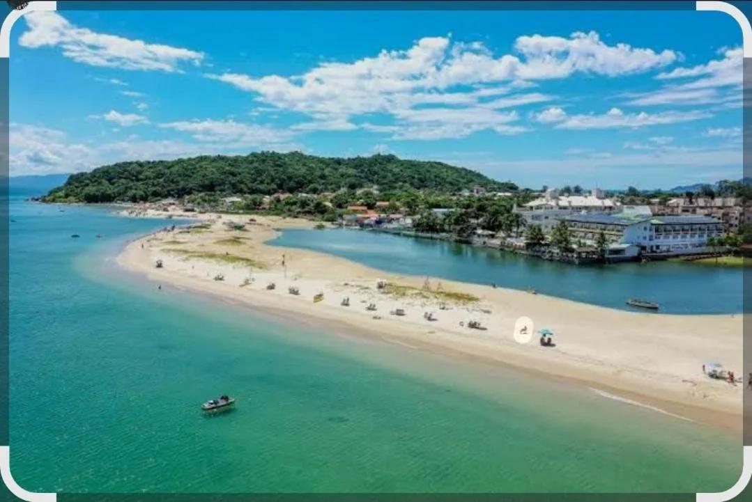 Casa super confortável à 350 m da praia possui 2 suítes com AC e 1 estúdio, Agradável e amplo espaço externo foto