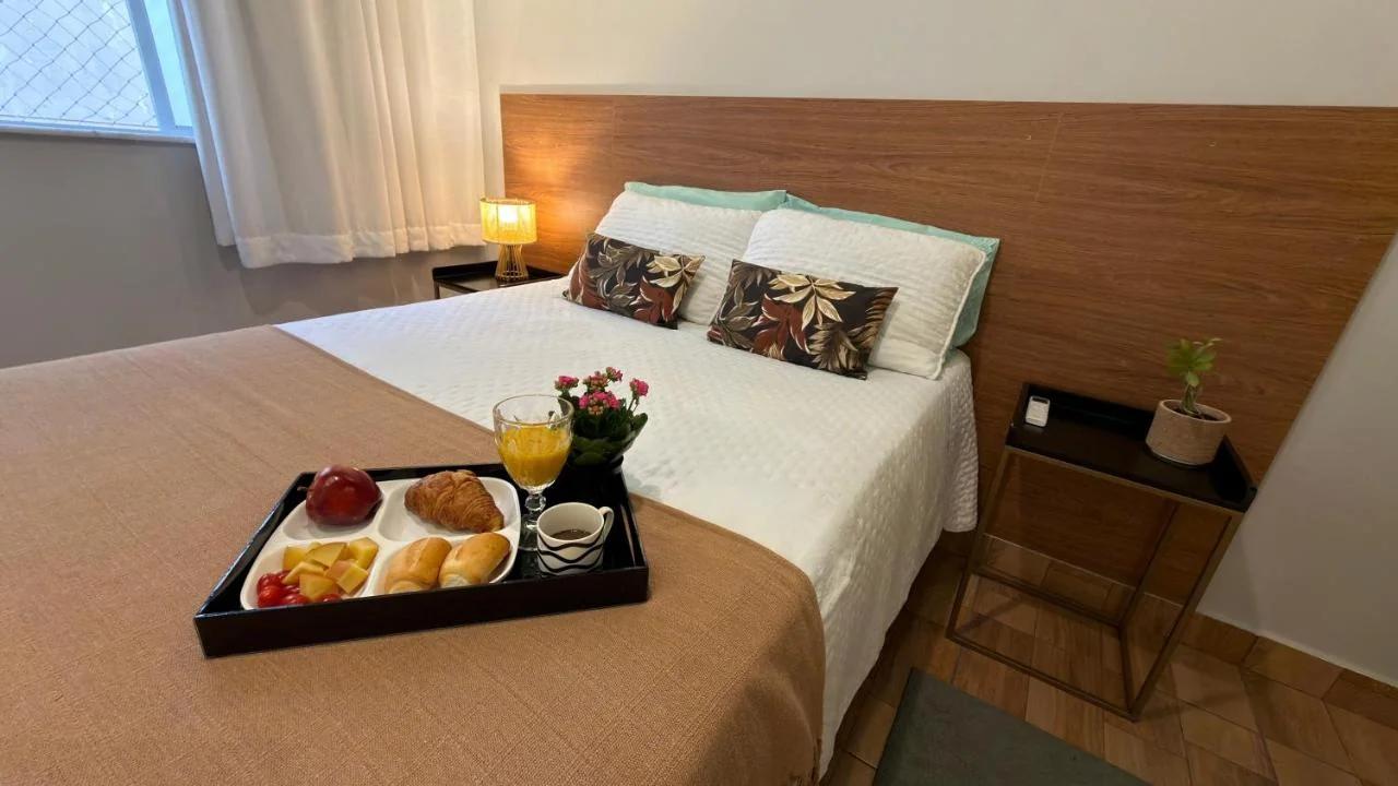 Copacabana, 200m da praia, portaria 24hrs, cozinha completa, ao lado do metrô, banheiro grande, quarto ar condicionado, ventilador de teto e cama de casa, na sala um sofa cama queen c ventilador de teto, silencioso