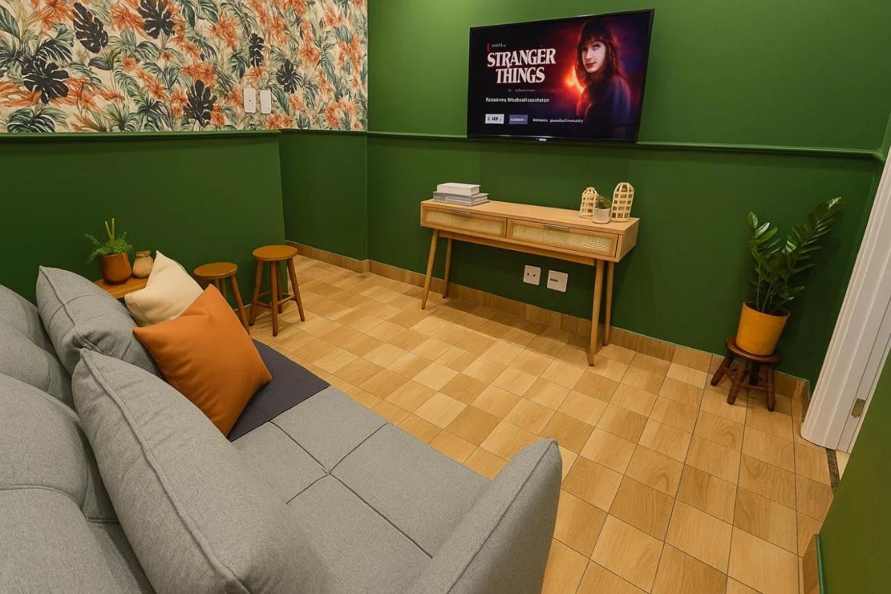 Copacabana, 200m da praia, portaria 24hrs, cozinha completa, ao lado do metrô, banheiro grande, quarto ar condicionado, ventilador de teto e cama de casa, na sala um sofa cama queen c ventilador de teto, silencioso foto