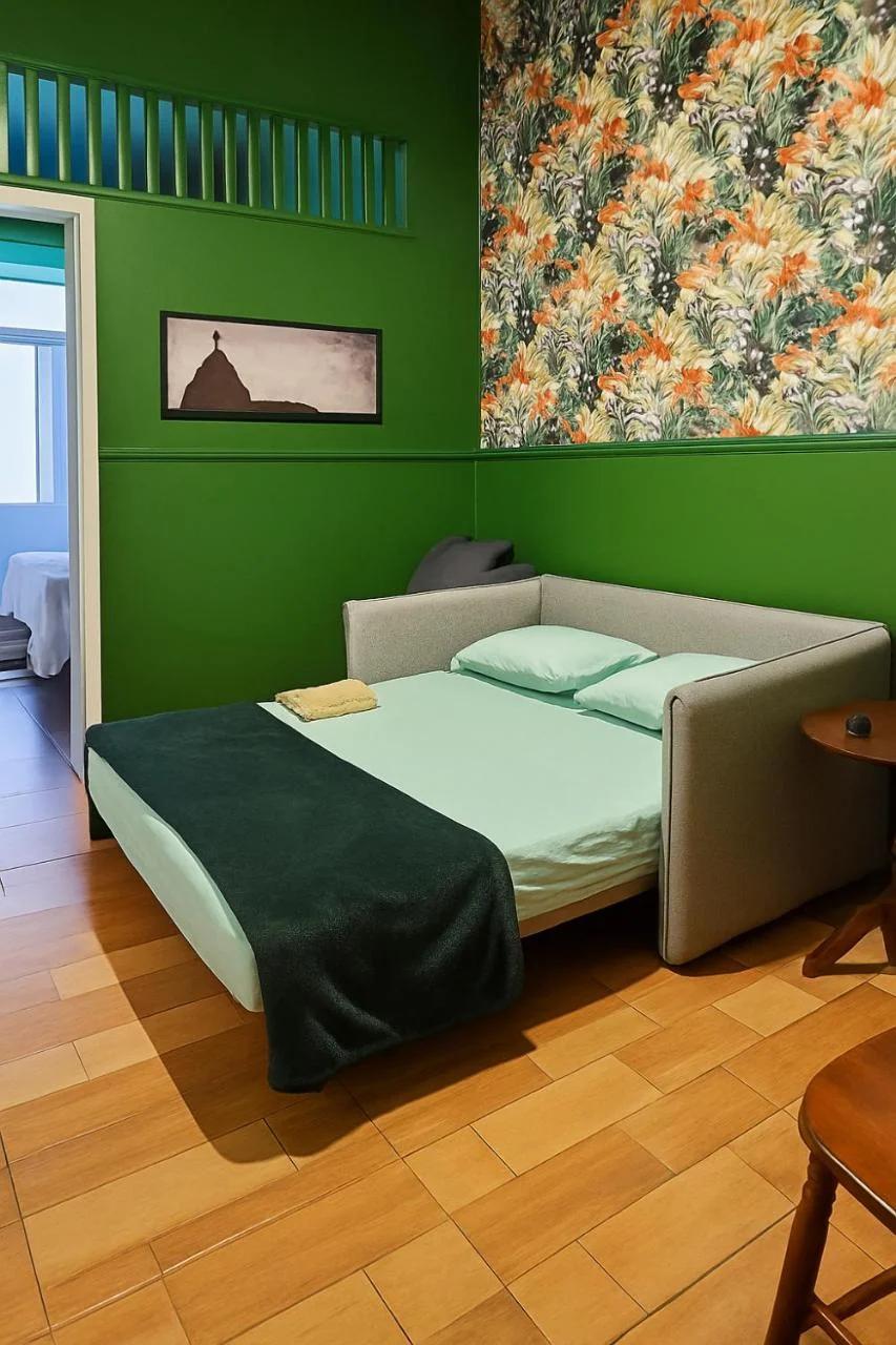 Copacabana, 200m da praia, portaria 24hrs, cozinha completa, ao lado do metrô, banheiro grande, quarto ar condicionado, ventilador de teto e cama de casa, na sala um sofa cama queen c ventilador de teto, silencioso foto