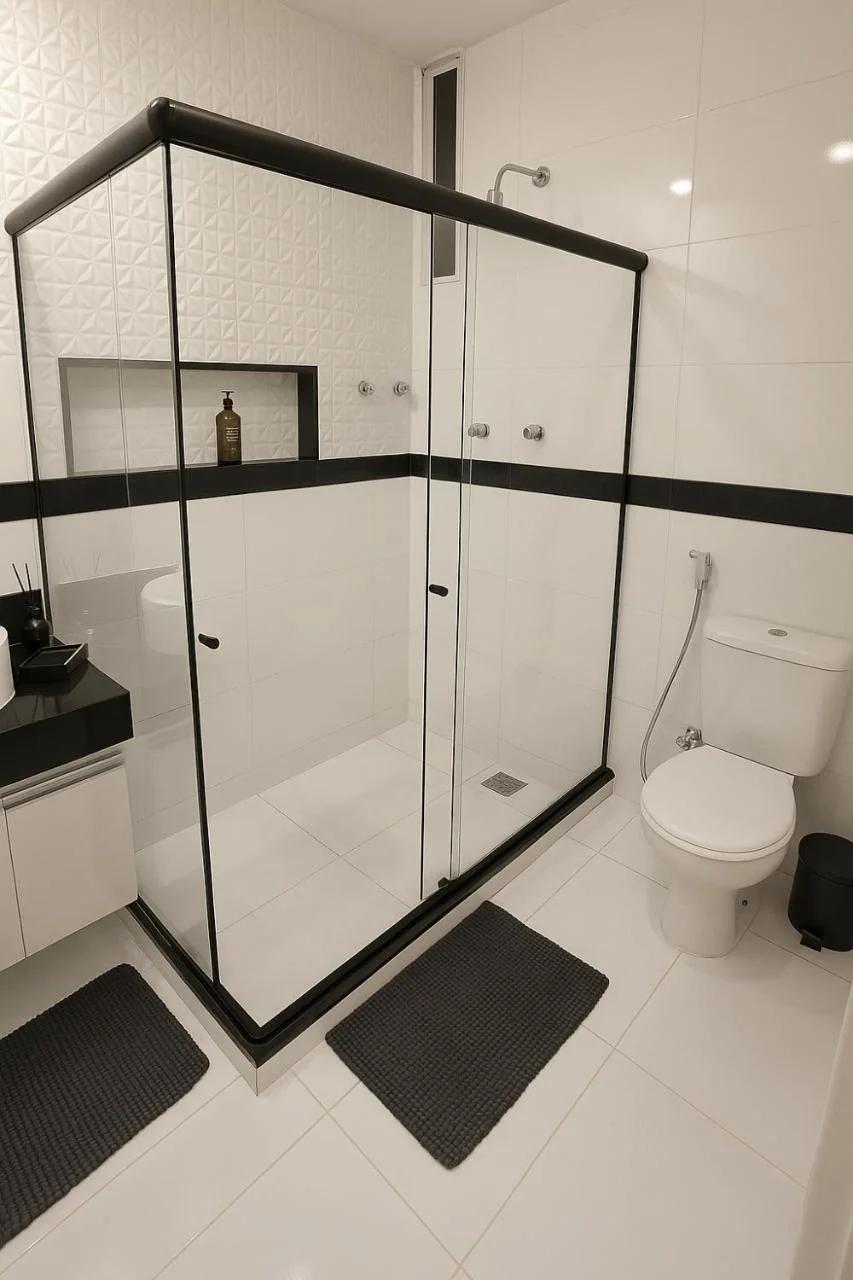 Copacabana, 200m da praia, portaria 24hrs, cozinha completa, ao lado do metrô, banheiro grande, quarto ar condicionado, ventilador de teto e cama de casa, na sala um sofa cama queen c ventilador de teto, silencioso foto