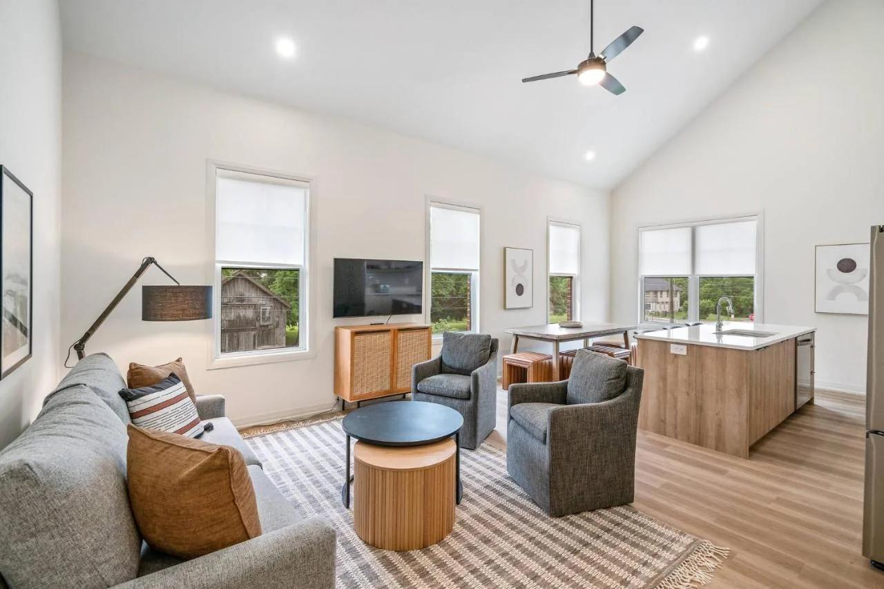 2 Bdrm New Stylish Apt for up to 6 ppl in Niagara photo