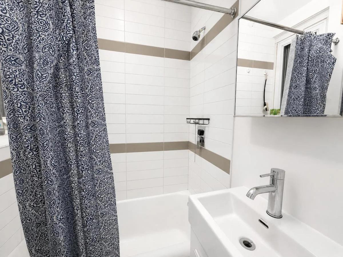 Bright 2BR Apartment Near McGill With Piano photo