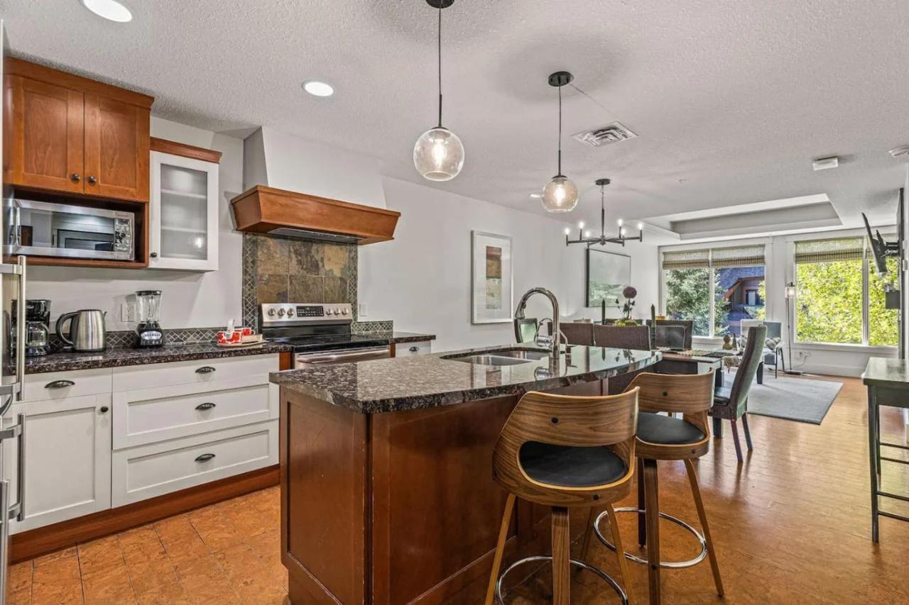 Chic Rocky Mountain 2BR with Hot tub and Pool photo