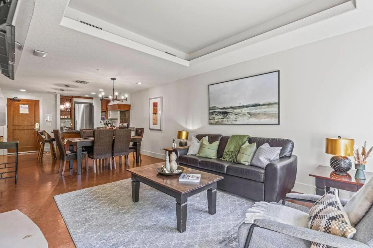 Chic Rocky Mountain 2BR with Hot tub and Pool photo