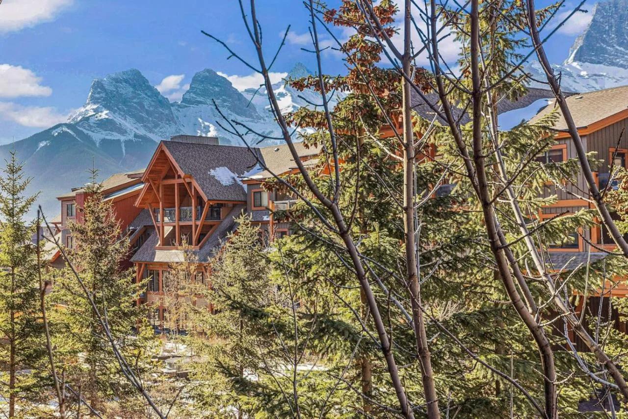 Chic Rocky Mountain 2BR with Hot tub and Pool photo