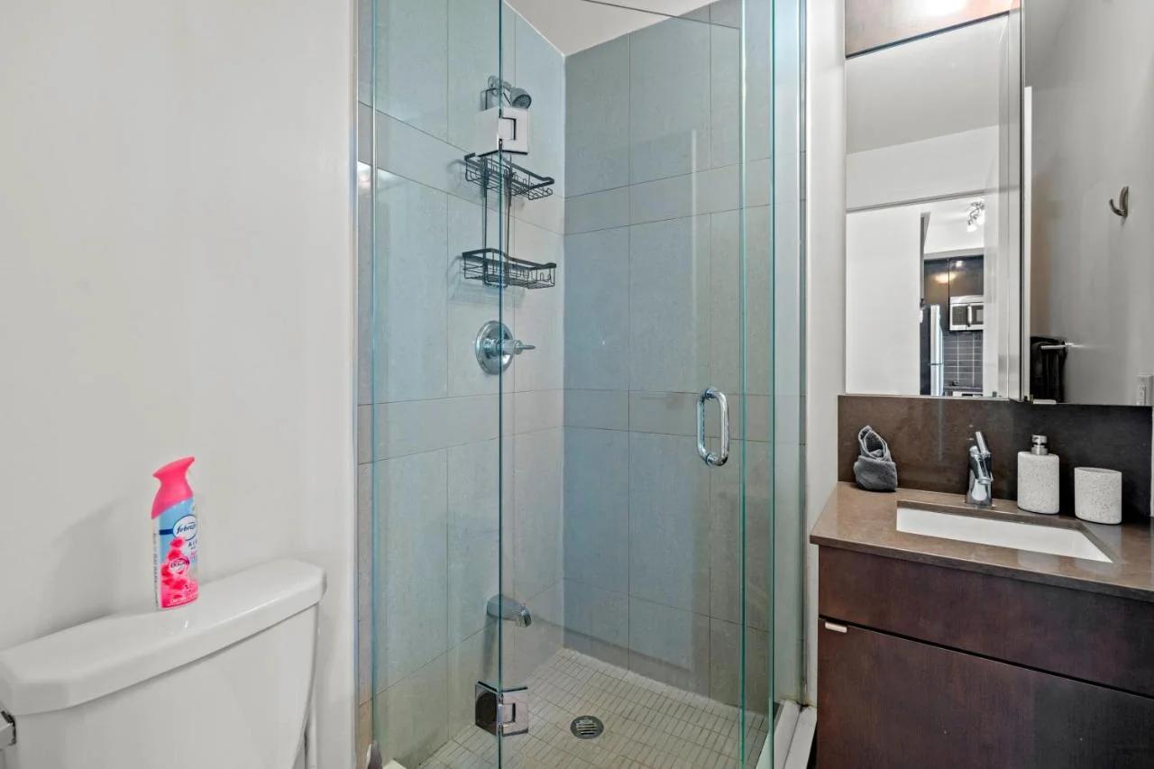 Cozy 2 Bedroom Condo in Dunfield Ave Downtown Toronto photo