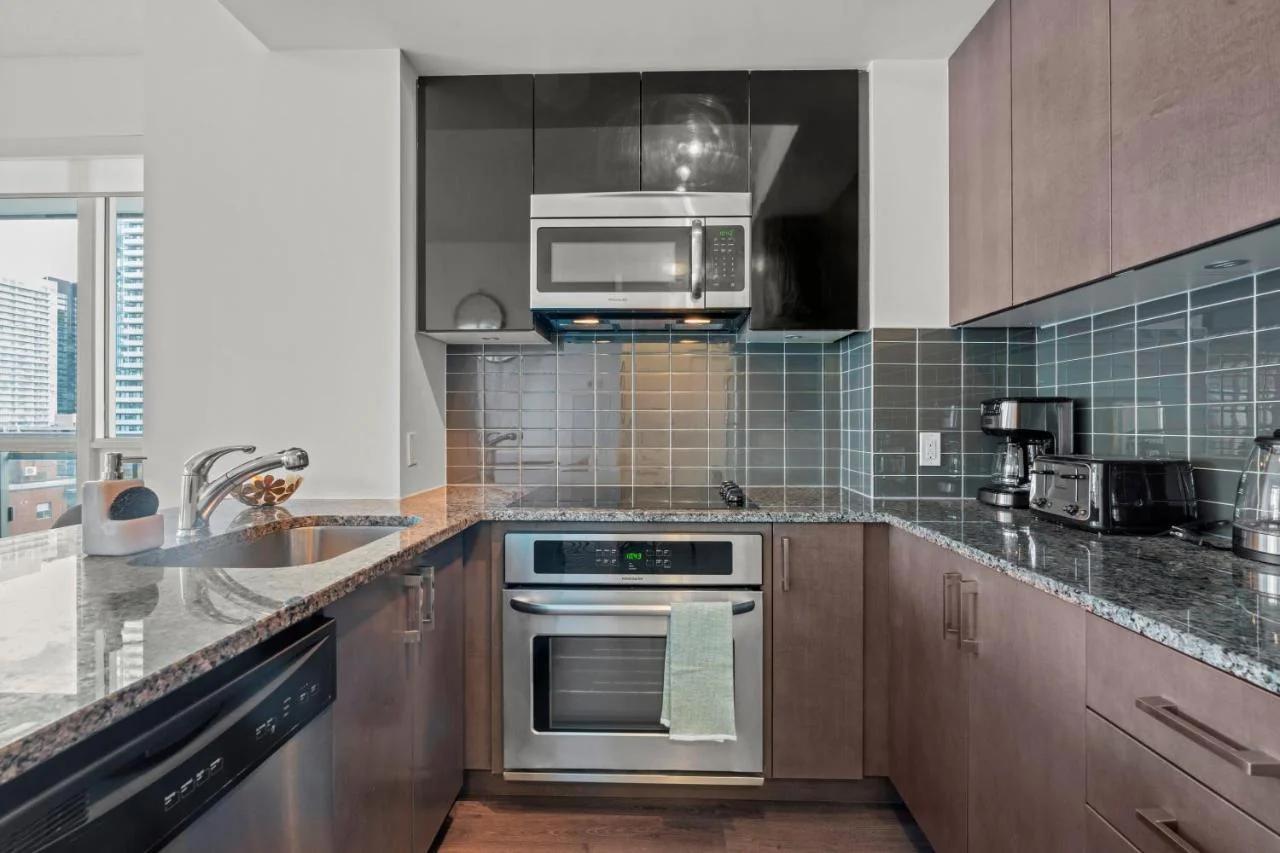 Cozy 2 Bedroom Condo in Dunfield Ave Downtown Toronto photo