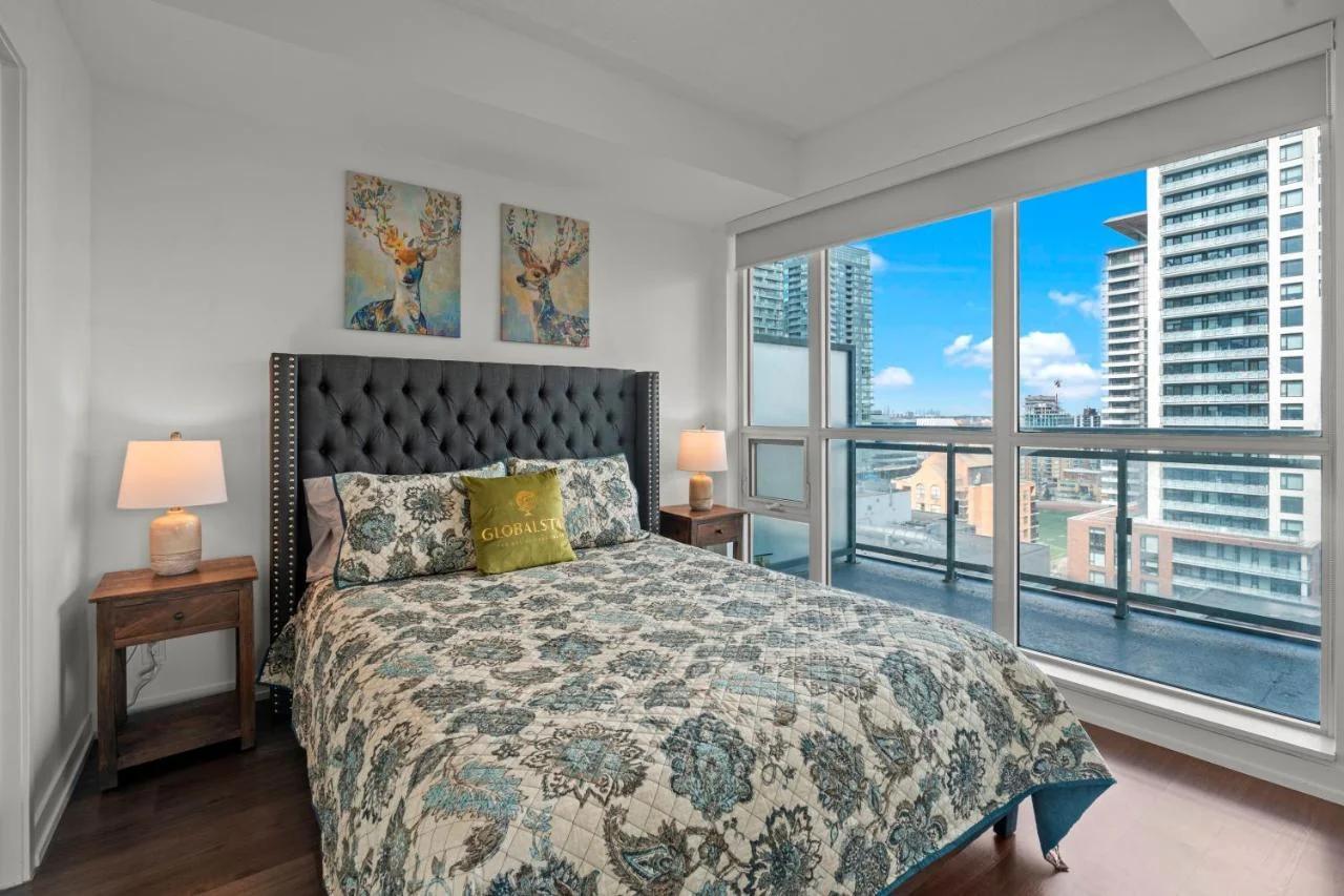Cozy 2 Bedroom Condo in Dunfield Ave Downtown Toronto photo